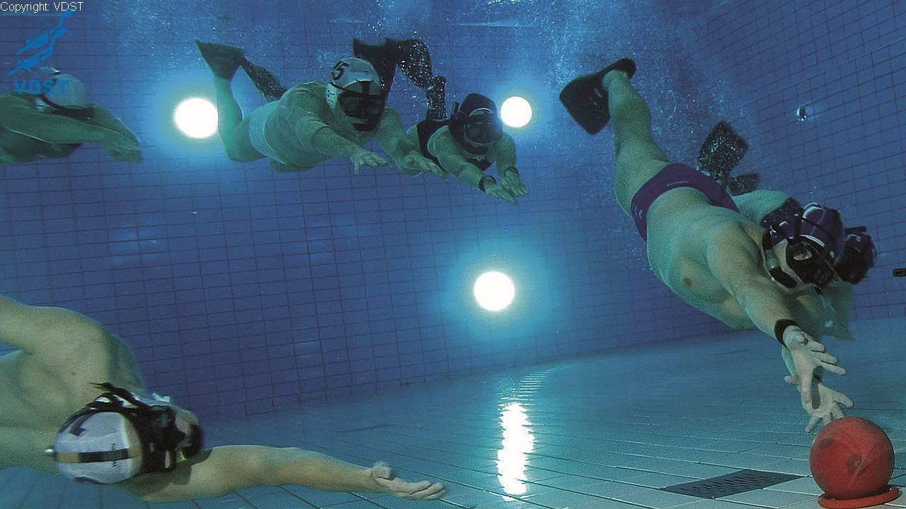 Unterwasser-Rugby und Tauchtraining in dem Campusbad Flensburg